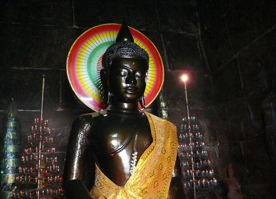 attraction-Buddha in Wat Ounalom, Cambodia.jpg